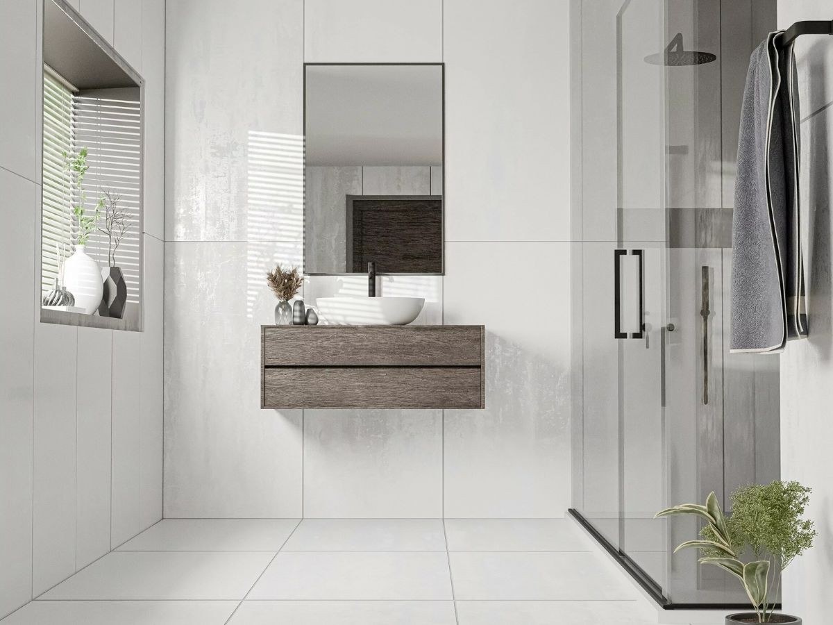 Salle de bain blanche grand format, meuble bois flottant, vasque bol et douche à quincaillerie noire.